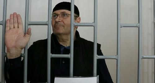 Оюб Титиев в зале Верховного суда Чечни. Фото ПЦ "Мемориал" Оюб Титиев в зале Верховного суда Чечни. Фото ПЦ "Мемориал"