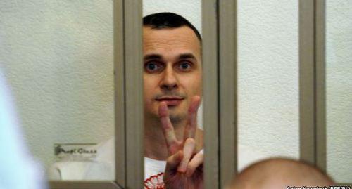 Олег Сенцов в зале суда 19 августа. Фото: Антона Наумлюка, http://www.svoboda.org/content/article/27197511.html Олег Сенцов в зале суда 19 августа. Фото: Антона Наумлюка, http://www.svoboda.org/content/article/27197511.html