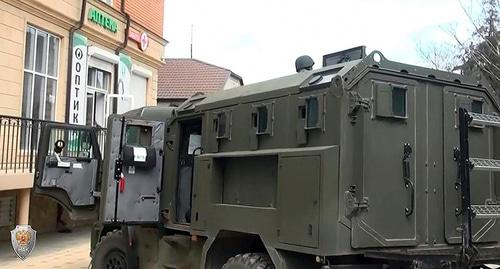 Спецтехника в жилом квартале. Фото http://nac.gov.ru/kontrterroristicheskie-operacii/v-hode-kto-v-dagestane-neytralizovany-devyat.html Спецтехника в жилом квартале. Фото http://nac.gov.ru/kontrterroristicheskie-operacii/v-hode-kto-v-dagestane-neytralizovany-devyat.html