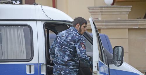 Сотрудник полиции возле церкви Архангела Михаила в Грозном. 19 апреля 2018 г. Фото: REUTERS/Said Tsarnayev Сотрудник полиции возле церкви Архангела Михаила в Грозном. 19 апреля 2018 г. Фото: REUTERS/Said Tsarnayev