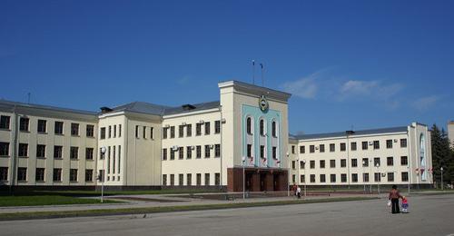 Дома правительства Карачаево-Черкесии. Фото: Пресс-служба информационного агентства "Грозный-Информ" http://grozny-inform.ru/news/politic/77630/ Дома правительства Карачаево-Черкесии. Фото: Пресс-служба информационного агентства "Грозный-Информ" http://grozny-inform.ru/news/politic/77630/