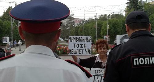 Галина Тихенко в окружении полции. Фото Татьяны Филимоновой для "Кавказского узла" Галина Тихенко в окружении полции. Фото Татьяны Филимоновой для "Кавказского узла"