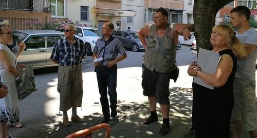 Жильцы дома №20 по Вишневой улице в Сочи на собрании 2 июня 2018. Фото Светланы Кравченко для "Кавказского узла". Жильцы дома №20 по Вишневой улице в Сочи на собрании 2 июня 2018. Фото Светланы Кравченко для "Кавказского узла".