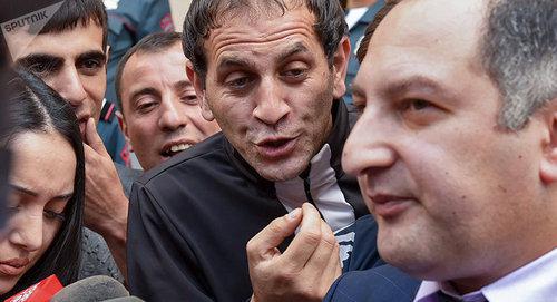 Акция протеста представителей компаний, осуществляющих пассажирские перевозки из Армении в Россию (4 июня 2018 года). Еревaн. Фото © Sputnik / Asatur Yesayants
https://ru.armeniasputnik.am/politics/20180604/12446151/sovetnik-pashinyana-predstavitel-avinyana-reshat-problemu-larsa.html Акция протеста представителей компаний, осуществляющих пассажирские перевозки из Армении в Россию (4 июня 2018 года). Еревaн. Фото © Sputnik / Asatur Yesayants
https://ru.armeniasputnik.am/politics/20180604/12446151/sovetnik-pashinyana-predstavitel-avinyana-reshat-problemu-larsa.html