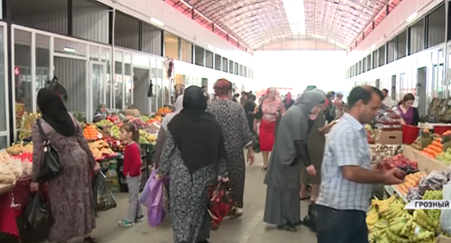 Жители Грозного на продуктовом рынке перед Ураза-байрамом. Кадр сюжета телеканала "Грозный" https://www.youtube.com/watch?v=W39ZdVcGX0I Жители Грозного на продуктовом рынке перед Ураза-байрамом. Кадр сюжета телеканала "Грозный" https://www.youtube.com/watch?v=W39ZdVcGX0I