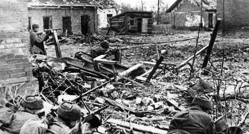 Советские солдаты ведут бои на подступах к Сталинграду. Лето 1942 года. Фото: Общественное достояние https://ru.wikipedia.org Советские солдаты ведут бои на подступах к Сталинграду. Лето 1942 года. Фото: Общественное достояние https://ru.wikipedia.org