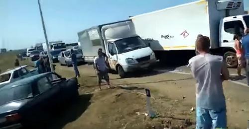 Жители кубанской станицы Новокорсунской, чьи дома пострадали от града, перекрыли трассу, требуя компенсаций. 3 июля 2018 г. Кадр из видео пользователя Туподар Краснодар https://www.youtube.com/watch?v=-eJZMFOMBJ4 Жители кубанской станицы Новокорсунской, чьи дома пострадали от града, перекрыли трассу, требуя компенсаций. 3 июля 2018 г. Кадр из видео пользователя Туподар Краснодар https://www.youtube.com/watch?v=-eJZMFOMBJ4