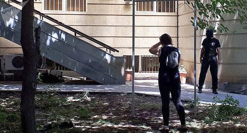 Сотрудники СНБ у дома Александра Саргсяна. Фото Sputnik / Ashot Safaryan
https://ru.armeniasputnik.am/politics/20180704/13046269/brat-byvshego-prezidenta-armenii-serzha-sargsyana-uekhal-iz-osobnyaka-gde-snb-provodila-obysk.html