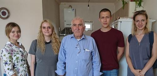 Участники экспедиции Высшей школы экономики в доме у репатрианта из Сирии. Фото: Алиса Шишкина Участники экспедиции Высшей школы экономики в доме у репатрианта из Сирии. Фото: Алиса Шишкина