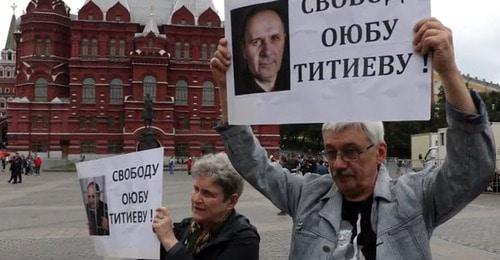 Пикет Олега Орлова и Светланы Ганнушкиной. Москва, 9 июля 2018 г. Кадр из видео пользователя ПЦ "Мемориал" https://www.youtube.com/watch?reload=9&v=NcP0AEQOyJ0
