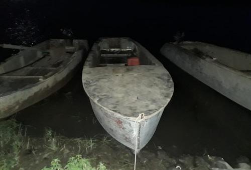 Лодки на берегу реки. Фото: пресс-служба Следственного управления СК РФ по Астраханской области Лодки на берегу реки. Фото: пресс-служба Следственного управления СК РФ по Астраханской области
