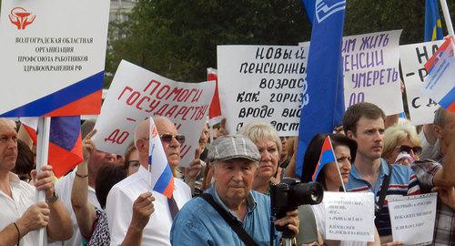 Плакаты на против повышения пенсионного возраста в Волгограде. 26 июля 2018 года. Фото Татьяны Филимоновой для "Кавказского узла"