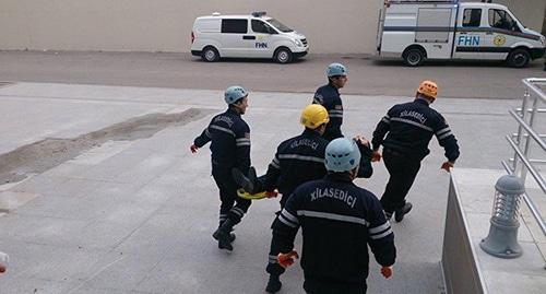Азербайджанские спасатели эвакуируют раненого человека. Фото предоставлено пресс-службой МЧС Азербайджана. Азербайджанские спасатели эвакуируют раненого человека. Фото предоставлено пресс-службой МЧС Азербайджана.