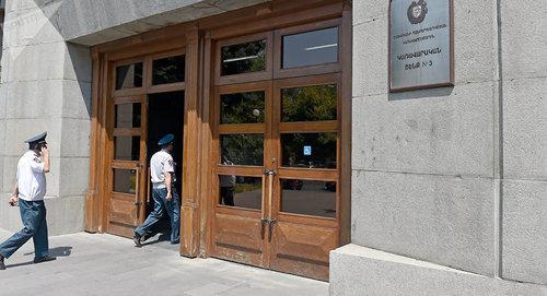 Сотрудники полиции у здания правительства Армении. Фото Sputnik / Asatur Yesayants
https://ru.armeniasputnik.am/incidents/20180815/13874813/policiya-ustanovila-lichnost-ugrozhavshego-vzorvat-pravitelstvennoe-zdanie-v-yerevan.html Сотрудники полиции у здания правительства Армении. Фото Sputnik / Asatur Yesayants
https://ru.armeniasputnik.am/incidents/20180815/13874813/policiya-ustanovila-lichnost-ugrozhavshego-vzorvat-pravitelstvennoe-zdanie-v-yerevan.html