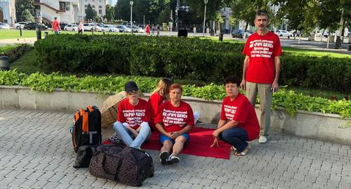 Пикет дольщиков в Краснодаре. 21.08.2018 г. Фото Анны Грицевич для "Кавказского узла" Пикет дольщиков в Краснодаре. 21.08.2018 г. Фото Анны Грицевич для "Кавказского узла"
