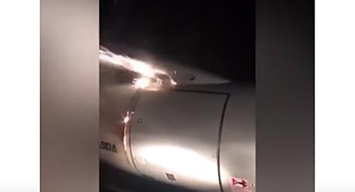 Горящий двигатель лайнера. Фото: кадр видео Курьёзы, Происшествия, Раздолбайство и Фанатизм
 АВАРИЙНАЯ ПОСАДКА ТУ-204 В УФЕ. https://www.youtube.com/watch?v=OneZ5rTZbVw