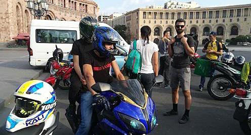 Байкеры на площади Республики в Ереване. 26.08.2018 г. Фото:
страница "Армянского экологического фронта" в Facebook https://www.facebook.com/armecofront/photos/pcb.2388885914484792/2388885421151508/?type=3&theater