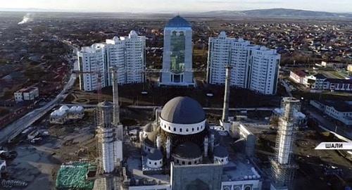 Мечеть в Шали-Сити. Кадр видео ЧГТРК "Грозный" https://www.youtube.com/watch?time_continue=750&v=VX30dMDF5UY Мечеть в Шали-Сити. Кадр видео ЧГТРК "Грозный" https://www.youtube.com/watch?time_continue=750&v=VX30dMDF5UY