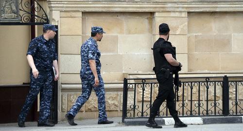 Сотрудники правоохранительных органов в Грозном. Фото REUTERS / Саид Царнаев Сотрудники правоохранительных органов в Грозном. Фото REUTERS / Саид Царнаев
