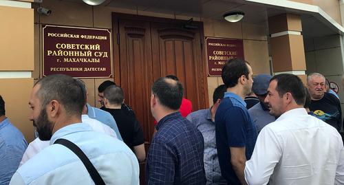 Группа поддержки Омарова собравшаяся у здания суда. Фото Патимат Махмудовой для "Кавказского узла". Группа поддержки Омарова собравшаяся у здания суда. Фото Патимат Махмудовой для "Кавказского узла".