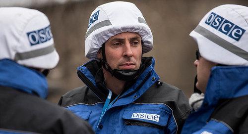 Сотрудники ОБСЕ во время мониторинговой миссии.
Фото OSCE Special Monitoring Mission / OSCE SMM monitoring
Сотрудники ОБСЕ во время мониторинговой миссии.
Фото OSCE Special Monitoring Mission / OSCE SMM monitoring