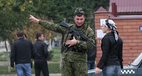Сотрудник силовых структур. Фото: REUTERS/Alkhan Gargayev Сотрудник силовых структур. Фото: REUTERS/Alkhan Gargayev