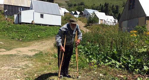 Еремян Миртат Аведисович, владелец летнего домика на перевале Аишхо. 23 августа 2018 год. Фото Светланы Кравченко для "Кавказского узла". Еремян Миртат Аведисович, владелец летнего домика на перевале Аишхо. 23 августа 2018 год. Фото Светланы Кравченко для "Кавказского узла".