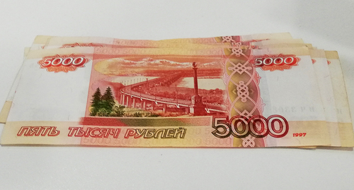 Бонкноты номиналом 5000 рублей. Фото Нины Тумановой для "Кавказского узла" Бонкноты номиналом 5000 рублей. Фото Нины Тумановой для "Кавказского узла"