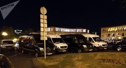 Акция протеста водителей перед зданием правительства в Ереване, 24 сентября Фото Sputnik / Andranik Ghazaryan
https://ru.armeniasputnik.am/politics/20180925/14668836/voditeli-mezhdugorodnih-mikroavtobusov-gotovyat-transportnyj-kollaps-v-erevane.html Акция протеста водителей перед зданием правительства в Ереване, 24 сентября Фото Sputnik / Andranik Ghazaryan
https://ru.armeniasputnik.am/politics/20180925/14668836/voditeli-mezhdugorodnih-mikroavtobusov-gotovyat-transportnyj-kollaps-v-erevane.html