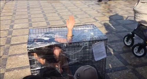 Участница акции "Груз 300" в Махачкале. 9 октября 2018 г. Кадр из видео пользователя
"Новое дело"
https://www.youtube.com/watch?v=FWfWf_aCCXk Участница акции "Груз 300" в Махачкале. 9 октября 2018 г. Кадр из видео пользователя
"Новое дело"
https://www.youtube.com/watch?v=FWfWf_aCCXk