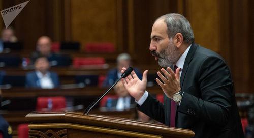 Никол Пашинян на внеочередном собрании парламента Армении 24.10.2018 Фото Sputnik / Asatur Yesayants
https://ru.armeniasputnik.am/politics/20181025/15308557/gromkoe-delo-o-korrupcii-na-kogo-namekal-pashinyan.html