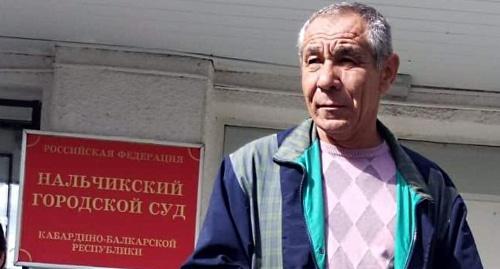 Беслан Иритов возле здания суда, 26 октября 2018 года. Фото: Константин Гусев, https://www.facebook.com/photo.php?fbid=1173146956174311&set=a.123153267840357&type=3&theater