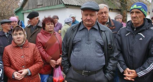 Жители посёлка Углеродовского в Красносулинском районе на сходе. Фот оВясеслава Прудникова для "Кавказсого узла" Жители посёлка Углеродовского в Красносулинском районе на сходе. Фот оВясеслава Прудникова для "Кавказсого узла"