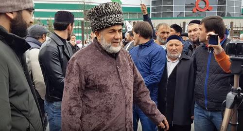 Представитель оргкомитета митинга в Магасе Ахмед Барахоев рассказывает о планах активистов после окончания митинга 31 октября 2018 года. Кадр видео Илеза Плиева на YouTube https://www.youtube.com/watch?v=BjeTkWnqw04 Представитель оргкомитета митинга в Магасе Ахмед Барахоев рассказывает о планах активистов после окончания митинга 31 октября 2018 года. Кадр видео Илеза Плиева на YouTube https://www.youtube.com/watch?v=BjeTkWnqw04