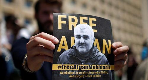 Портрет Афгана Мухтарлы на плакате. Фото: REUTERS/David Mdzinarishvili Портрет Афгана Мухтарлы на плакате. Фото: REUTERS/David Mdzinarishvili