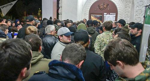 Актеры и сотрудники полиции перед зданием театра в Сухуме. Фото: Sputnik/Томас Тхайцук https://sputnik-abkhazia.ru/Abkhazia/20181115/1025640510/Truppa-Molodezhnogo-teatra-pytalas-siloy-voyti-v-Abkhazskiy-dramteatr.html Актеры и сотрудники полиции перед зданием театра в Сухуме. Фото: Sputnik/Томас Тхайцук https://sputnik-abkhazia.ru/Abkhazia/20181115/1025640510/Truppa-Molodezhnogo-teatra-pytalas-siloy-voyti-v-Abkhazskiy-dramteatr.html