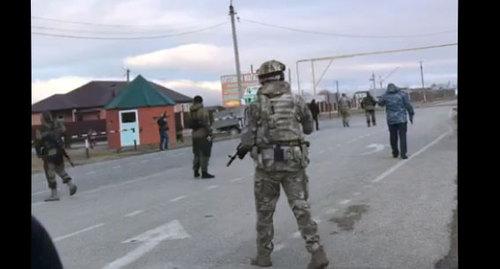Силовики у КПП, рядом с которым совершен самоподрыв. Грозный, 17 ноября 2018 года. Скриншот с видео https://www.youtube.com/watch?v=ToyeRYr9UAQ