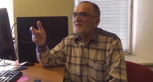 Казим Нурмагомедов - отец обвиняемого в финансировании боевиков Шамиля Нурмагомедова - во время интервью "Кавказскому узлу". Стопкадр видео http://www.kavkaz-uzel.eu/videos/4969
