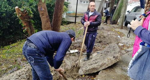 Лазаревский район. Неизвестные самоуправно отводят сточные воды от бывших очистных, ныне ресторана в реку Лоо. Фото Светланы Кравченко для "Кавказского узла" Лазаревский район. Неизвестные самоуправно отводят сточные воды от бывших очистных, ныне ресторана в реку Лоо. Фото Светланы Кравченко для "Кавказского узла"