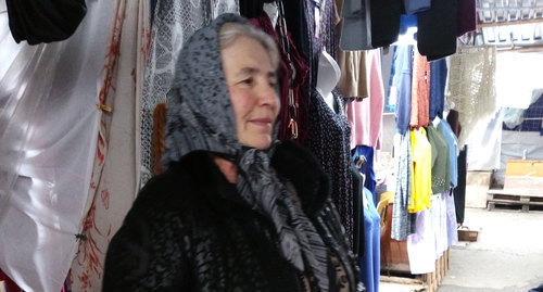 Предприниматель Зулейха Атабиева, торгующая на Козьем рынке шерстяными изделиями. Фото Людмилы Маратовой для "Кавказского узла" Предприниматель Зулейха Атабиева, торгующая на Козьем рынке шерстяными изделиями. Фото Людмилы Маратовой для "Кавказского узла"