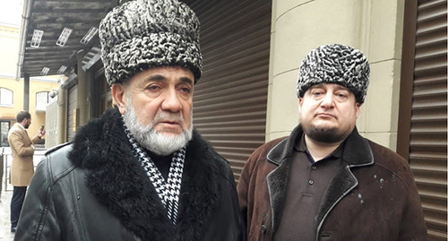 Старейшина Ахмед Барахоев и правозащитник Магомед Муцольгов (справа). Фото Татьяны Гантимуровой для "Кавказского узла"