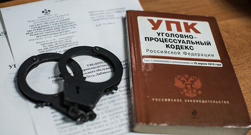 Уголовный кодекс и наручники. Фото Елены Синеок, Юга.ру Уголовный кодекс и наручники. Фото Елены Синеок, Юга.ру