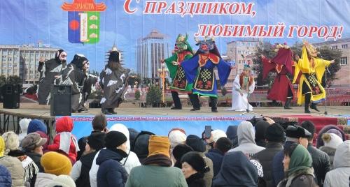 Жители Элисты на празднике Цаган сар. Фото: Бадма Бюрчиев для "Кавказского узла". Жители Элисты на празднике Цаган сар. Фото: Бадма Бюрчиев для "Кавказского узла".