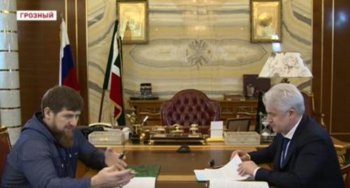 Рамзан Кадыров (слева) и Муслим Хучиев. Кадр видео пользователя ЧГТРК "Грозный" 
https://www.youtube.com/watch?v=j10y3N7YV40