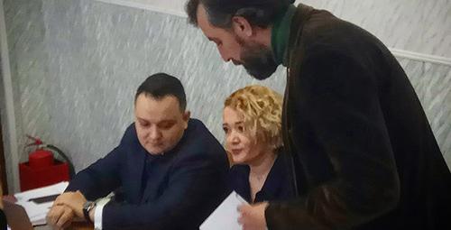 Анастасия Шевченко с адвокатами перед началом заседания. Фото Константина Волгина для "Кавказского узла"

