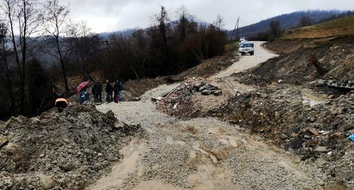 Оползень перекрыл дорогу в сочинское село Липники. 17 марта 2019 года. Фото Светланы Кравченко для "Кавказского узла". Оползень перекрыл дорогу в сочинское село Липники. 17 марта 2019 года. Фото Светланы Кравченко для "Кавказского узла".