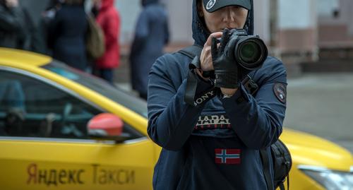 Фотограф у автомобиля Яндекс.Такси". Фото Нины Тумановой для "Кавказского узла" Фотограф у автомобиля Яндекс.Такси". Фото Нины Тумановой для "Кавказского узла"