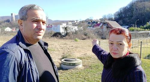 Ваграм и Анаида Мелконян показывают на дом, из которого их выселили на Пластунке. Сочи, апрель 2019 года. Фото Светланы Кравченко для "Кавказского узла" Ваграм и Анаида Мелконян показывают на дом, из которого их выселили на Пластунке. Сочи, апрель 2019 года. Фото Светланы Кравченко для "Кавказского узла"