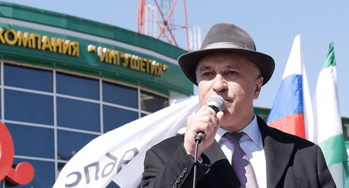 Ахмед Погоров выступает на митинге в Магасе 26 марта 2019 года. Кадр видео Фортанга Org на YouTube
https://www.youtube.com/watch?v=jrjj8zCPYyY