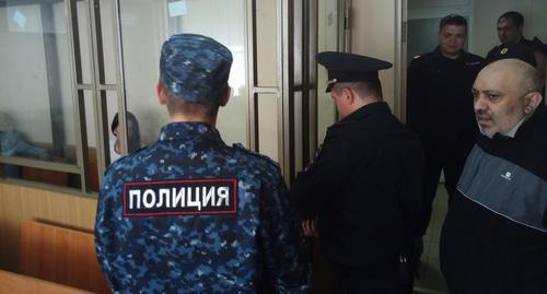 Суд по делу обманутых дольщиков в Ростове-на-Дону, 6 мая 2019 года: конвой заводит Арсена Хабахова. Фото Константина Волгина для "Кавказского узла" Суд по делу обманутых дольщиков в Ростове-на-Дону, 6 мая 2019 года: конвой заводит Арсена Хабахова. Фото Константина Волгина для "Кавказского узла"